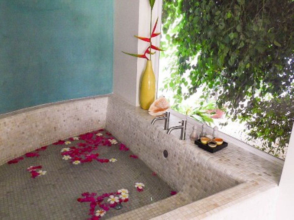 8_Grand_Tour_Room_-_Oversized_Tub_overlooking_a_Private_Garden